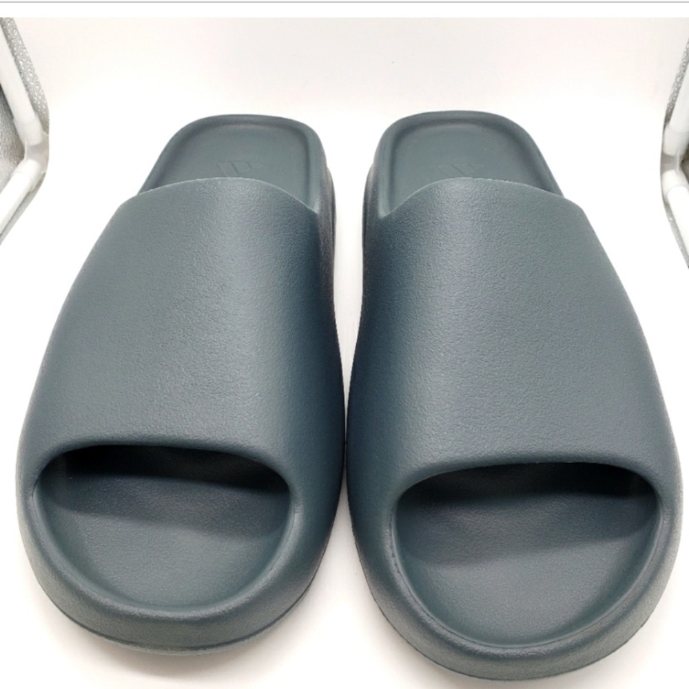 Adidas Yeezy Slides men’s size 13. BNIB